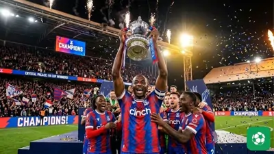 Crystal Palace nâng cao cúp vô địch Conference League đầy cảm xúc, Mateta sắm vai người hùng